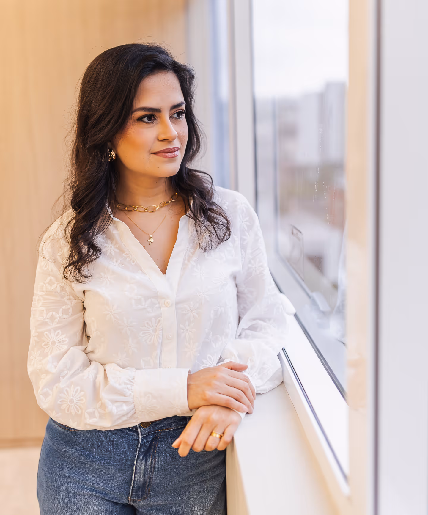 Luiza olhando pela janela do consultório